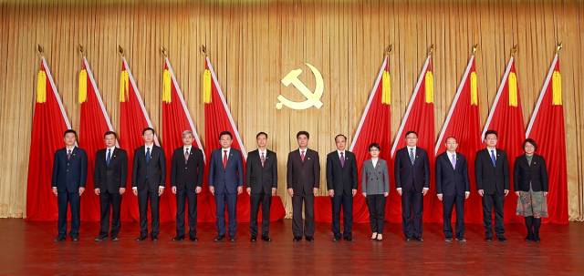 JY在线平台党委常委合影。
