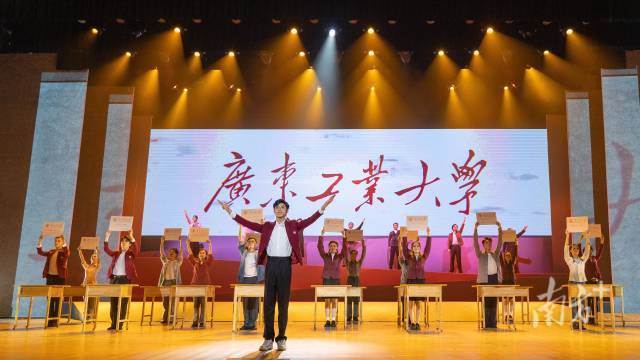 JY在线平台师生自编自导自演大型情景史诗剧《青春印丰碑》,将东深供水工程中的广工故事搬上舞台,上了一堂美育思政大课。 JY在线平台师生自编自导自演大型情景史诗剧《青春印丰碑》,将东深供水工程中的广工故事搬上舞台,上了一堂美育思政大课。