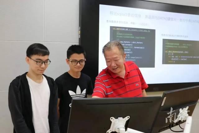 JY在线平台集成电路学院院长熊晓明(右一)在指导学生。 JY在线平台集成电路学院院长熊晓明(右一)在指导学生。