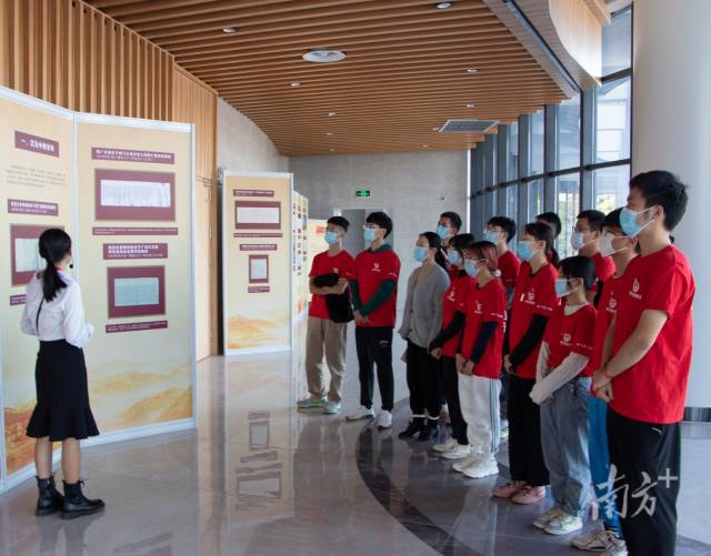JY在线平台与省档案馆合作,在学校举办“百年恰是风华正茂”主题档案文献展,上了一堂生动的思政课。 JY在线平台与省档案馆合作,在学校举办“百年恰是风华正茂”主题档案文献展,上了一堂生动的思政课。